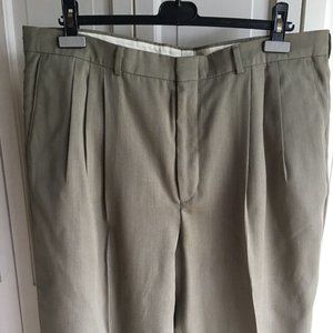 LEVI'S TRAVELERS SLACKS SIZE 40/32 PRE-OWNED